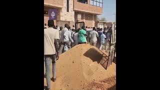 السودان.. تشييع جثامين 6 أشخاص بينهم طفل قتلوا إثر سقوط قذيفة على منزلهم في أم درمان غربي الخرطوم