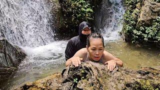 Today I went to the waterfall to harvest figs and took a cool bath with him