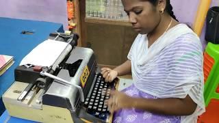 Tamil Typing Under 7 Minutes by the Wonder Girl  தட்டச்சின் சாதனை பெண் ஒரு கையில் தட்டச்சு...