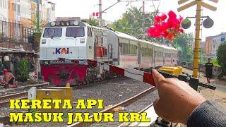 JARANG TERLIHAT  Kereta Api Ini Melintas Di Jalur KRL Diperlintasan JPL 05 Saat Jam Sibuk