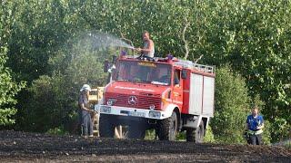 Großeinsatz 15.000 m² Ackerfläche in Flammen - Gefahr für Sägewerk