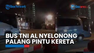 DETIK-DETIK 2 Bus TNI AL Nekat Terobos Perlintasan KA di Kota Malang Kereta Sampai Melaju Pelan