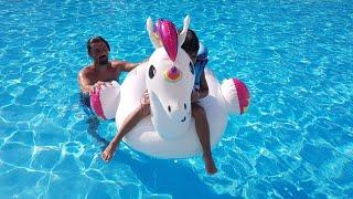 Çınar Efe ve babası unicorn la havuzda oynadı  Eğlenceli çocuk videoları