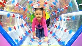 Кира на веселой детской игровой площадке Парк развлечений для детей