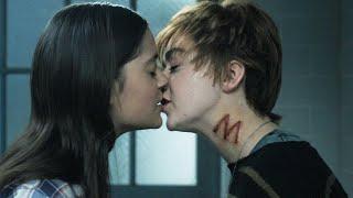 The New Mutants  Kiss Scenes 4K — Rahne and Dani Maisie Williams and Blu Hunt