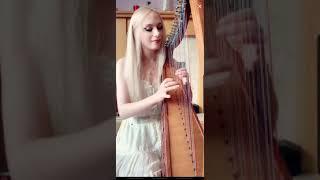 Gadis pemain harpa