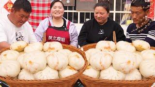 Xia Jie in northern Shaanxi Xia Jie went up the mountain to pick a basket of fresh garlic and wen