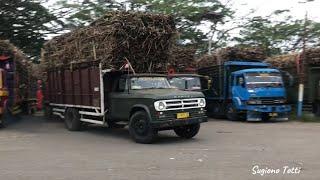 TRUK PENGANGKUT TEBU DI PG KEBON AGUNG MALANG PADA MUSIM GILING 2022