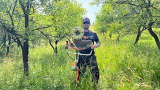 Stihl Fs 560-C with durocut 40-4 trimmer head cutting big grass.