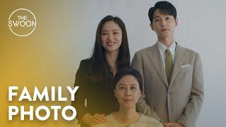 Jeon Yeo-been pulls Song Joong-ki in for a family photo with his mother  Vincenzo Ep 16 ENG SUB