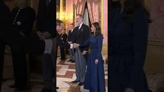 La reacción de la reina #Letizia tras caérsele su pulsera de diamantes y zafiros en plena recepción