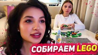 Тендерлибае и Яяна собирают LEGO «Растение-пиранья»