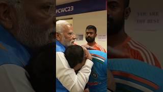 PM Modi embraces Mohammad Shami and encourages him and Team India after the CWC 2023 Final Loss