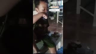 anak pintar makan sendiri