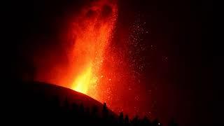 La Palma volcano eruption lava fountaining morning 26 Sep 2021