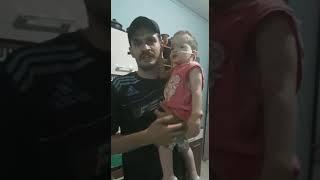 homem pede ajuda para o filho para as pessoas compartilhar um vídeo