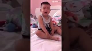 ANAK KECIL NANGIS SAMBIL TERTAWA