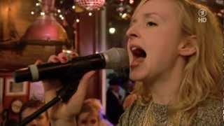 LESLIE CLIO - TWIST THE KNIFE Live Inas Nacht 09.02.13 Untertitel HD