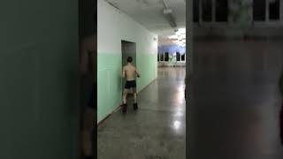 Голый школьник бежит в школе