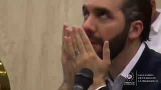 Nayib Bukele LLORA Y DICE QUE DIOS LE HABLÓ  Reza sentado en la silla del PRESIDENTE DEL CONGRESO