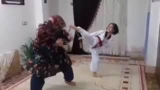 کاراته یک پیرزن با دختر بچه
