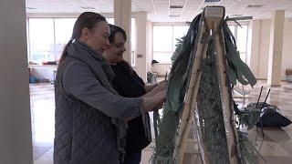 Жители Северского района плетут маскировочные сети для солдат на СВО