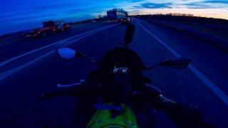 Fahre meine Ninja 650 beim Sonnenuntergang