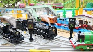 Plarail SL with steam gushing out  Auto switching course where Thomas the Tank Engine runs