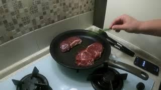 Как правильно жарить стейк из говядины  Стейк из говядины на сковороде