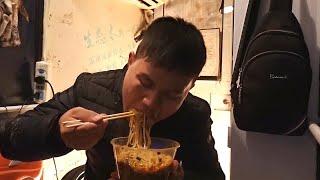 The tower crane driver buys a large bowl of pork liver noodles for breakfast for 9 yuan