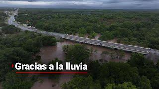 ¡Bendita lluvia Tristes por lo que perdieron en la inundación pero contentos por el agua que cayó