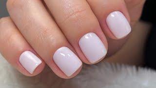 Esmaltação branquinha perfeita nas unhas das mãos 