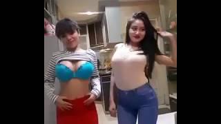 Duo Serigala Pamer Goyangan Hot Sambil Buka Baju