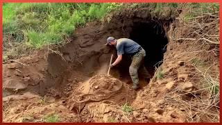 Мужчина копает пещеру в горе которая рушится и строит укрытие из тростника  @AlexBushcraftmyWorld