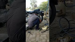 @Manoj के पापा जी पंचर बनाते हुए।  #minivlog #viral_vlog