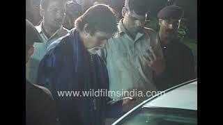 Media tries to get inside Amitabh Bachchans house unpleasant fracas ensues Amitabh exits home