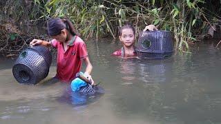 Poor girl. Dig up worms and use them as bait to catch fish. Bagua cage trap harvesting many fish