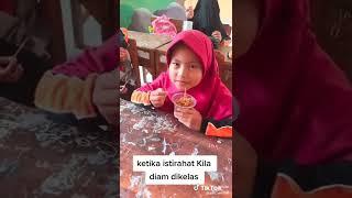 bu guru baik belikan jajan murid kurang mampu