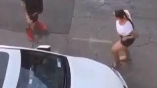 Mujer sexy se desnuda en la calle