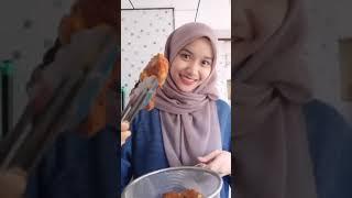 Awek tudung melayu cantik masak ayam goreng