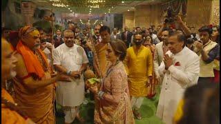 Nita and Mukesh Ambani pay their respect to Swami Sadananda Saraswati & Swami Avimukteshwaranand