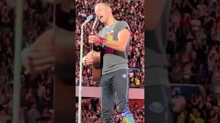 Chris Martin commuove tutto lo Stadio Maradona a Napoli con l’omaggio a #PinoDaniele  #Coldplay 