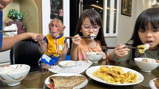 Bibis family enjoys simple dinner but full of love