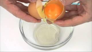 Как разделить яйцо на желток и белок.