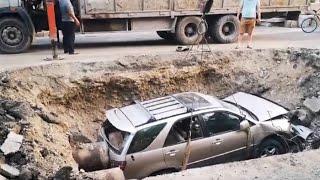 Автомобиль с людьми упал в траншею в Таразе
