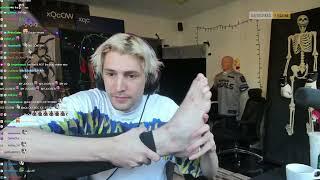 Streamer xQc shamelessly shows his disgusting feet to his audience.