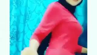 Awek baju merah gelek ketat