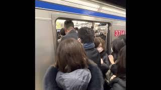 Super Crowded Japanese Subway in Tokyo Morning Rush Hour