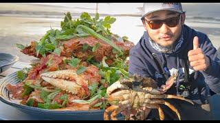 DELICIOUS SINGAPOREAN CHILI CRAB ON THE BEACH  Catch and Cook Dungeness Crab