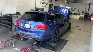 BMW E91 335d manual wagontouring with triple turbos on dyno showing nearly 600whp and 800wtq